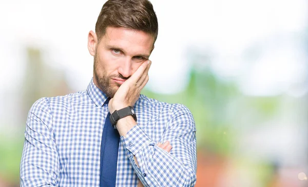 Pohledný Obchodní Muž Sobě Kravatu Myšlení Hledá Unavený Znuděný Depresi — Stock fotografie