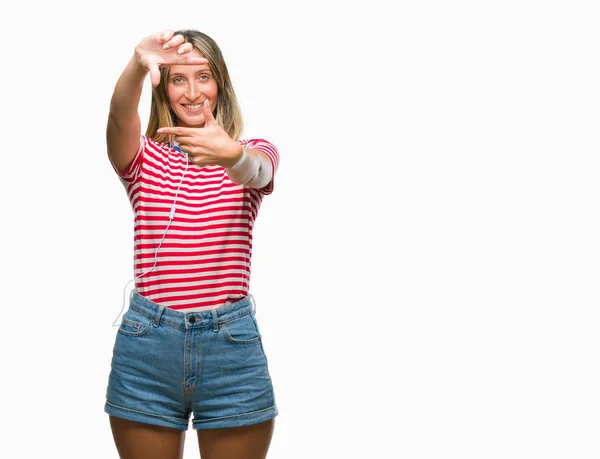 Mujer Hermosa Joven Escuchando Música Con Auriculares Sobre Fondo Aislado —  Fotos de Stock