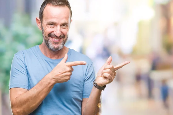 Hombre Mayor Alzado Mediana Edad Sobre Fondo Aislado Sonriendo Mirando — Foto de Stock