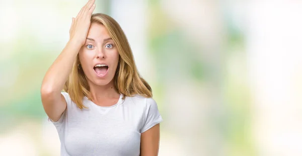 Hermosa Mujer Joven Con Camiseta Blanca Casual Sobre Fondo Aislado — Foto de Stock