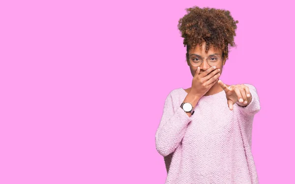 Mooie Jonge African American Vrouw Dragen Bril Geïsoleerde Achtergrond Lachend — Stockfoto