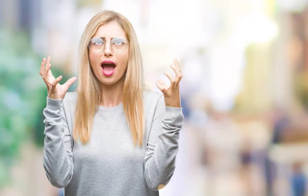 Junge Schöne Blonde Frau Mit Brille Über Isoliertem Hintergrund Verrückt — Stockfoto