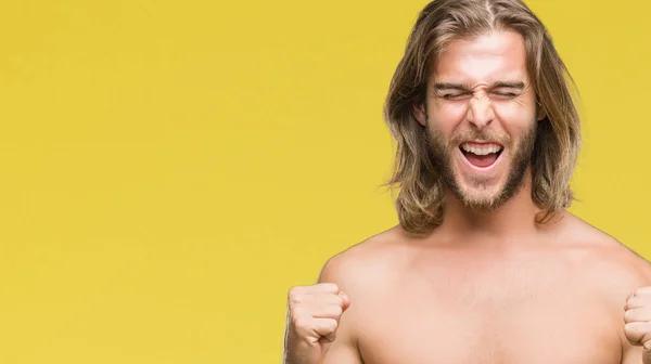 Mladý Pohledný Muž Košili Dlouhými Vlasy Ukazovat Sexy Tělo Izolované — Stock fotografie