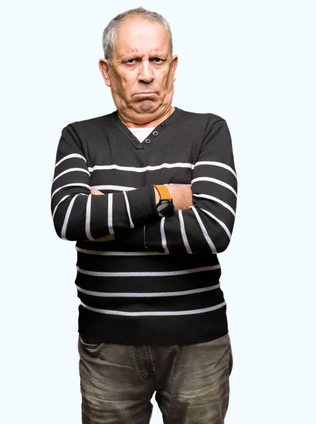 組んだ腕の顔に冬ストライプ セーター懐疑論者と神経 不賛成の式を着てハンサムな年配の男性 否定的な人 — ストック写真