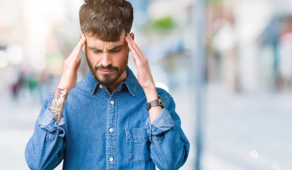 Jonge Knappe Man Geïsoleerd Achtergrond Met Hand Het Hoofd Voor — Stockfoto