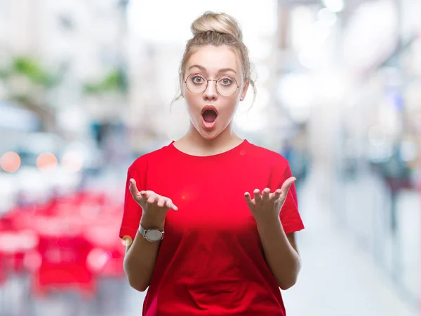 Mujer Rubia Joven Con Gafas Sobre Fondo Aislado Asustado Sorprendido —  Fotos de Stock