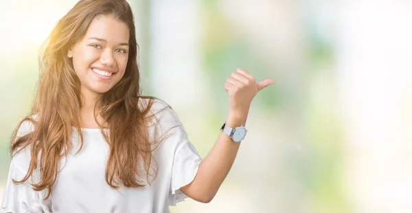 Joven Hermosa Mujer Negocios Morena Sobre Fondo Aislado Sonriendo Con — Foto de Stock