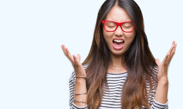 年轻的亚洲妇女戴着眼镜在孤立的背景下庆祝疯狂和疯狂的成功与手臂举起和闭上眼睛尖叫兴奋 赢家理念 — 图库照片