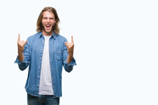 Joven Hombre Guapo Con Pelo Largo Sobre Fondo Aislado Gritando — Foto de Stock