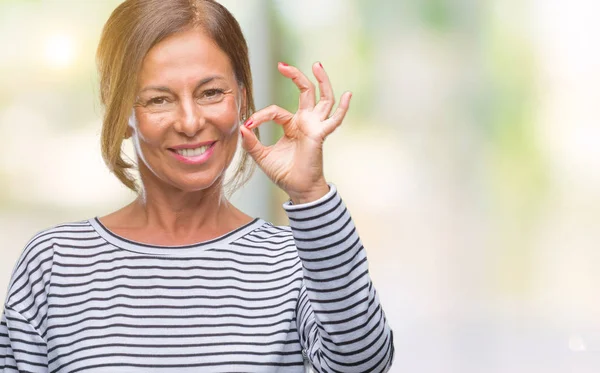 Средневековая Латиноамериканка Изолированном Фоне Улыбающаяся Позитивно Делает Знак Рукой Пальцами — стоковое фото