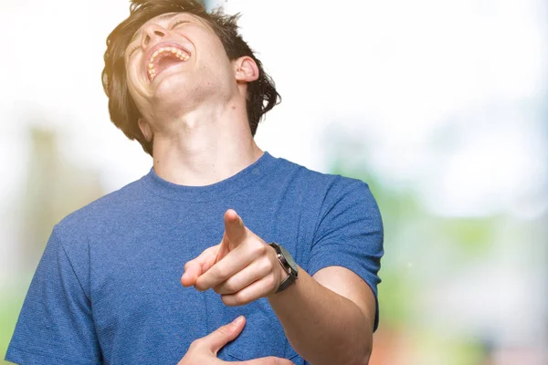 Ung Vacker Man Bär Blå Shirt Över Isolerade Bakgrund Skratta — Stockfoto