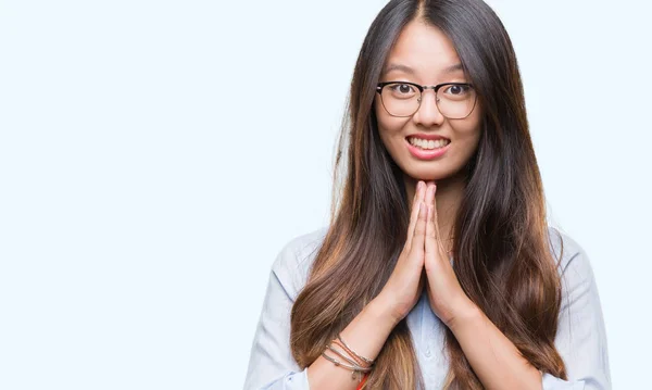 Unga Asiatiska Affärskvinna Som Bär Glasögon Över Isolerade Bakgrund Ber — Stockfoto