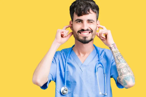 Jonge Knappe Verpleegkundige Man Chirurg Uniform Dragen Geïsoleerde Achtergrond Die — Stockfoto