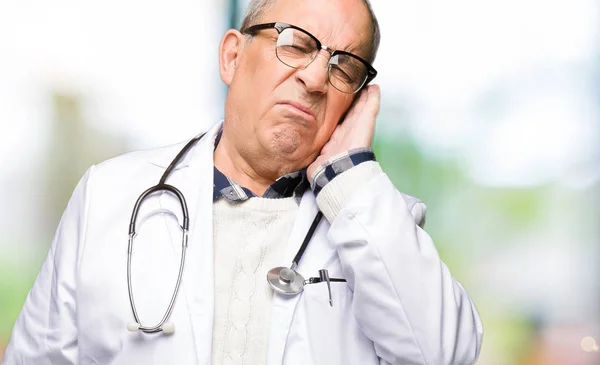 Hombre Guapo Médico Senior Con Abrigo Médico Pensando Que Cansado —  Fotos de Stock
