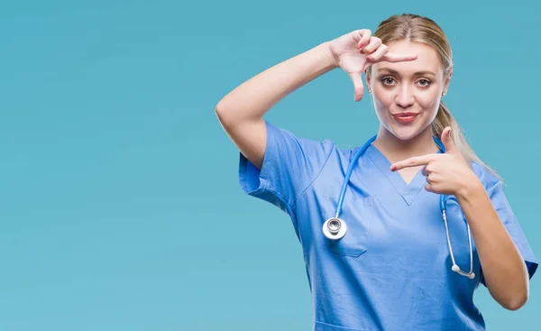 Mladá Blondýna Chirurg Doktor Žena Izolované Pozadí Provedení Rámu Rukama — Stock fotografie