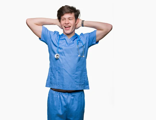 Młody Lekarz Noszenia Jednolitego Medyczny Białym Tle Relaksujący Wyciąganie Ramiona — Zdjęcie stockowe