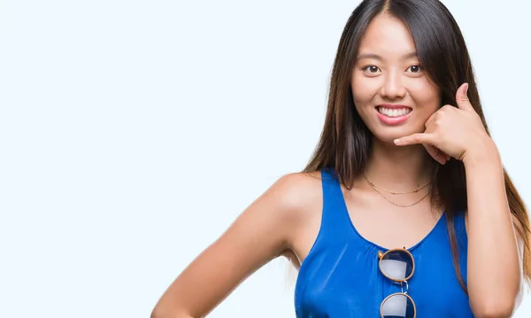 Jonge Aziatische Vrouw Geïsoleerde Achtergrond Doen Glimlachen Telefoon Gebaar Met — Stockfoto
