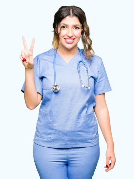 Jovem Mulher Médica Adulta Vestindo Uniforme Médico Mostrando Apontando Para — Fotografia de Stock