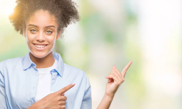 Genç Afro Amerikalı Kadın Gülümseyerek Iki Elleri Parmakları Ile Tarafına — Stok fotoğraf