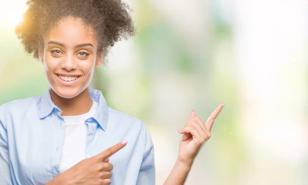 Jovem Afro Americana Sobre Fundo Isolado Sorrindo Olhando Para Câmera — Fotografia de Stock