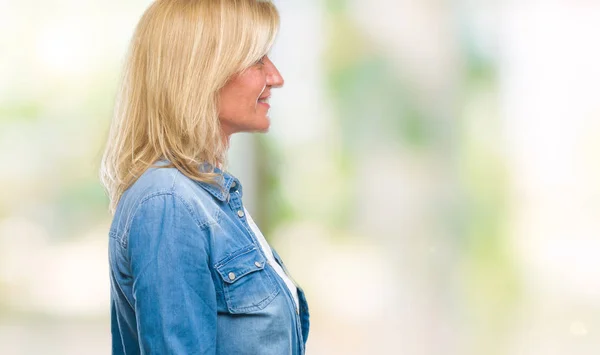 Mujer Rubia Mediana Edad Sobre Fondo Aislado Mirando Hacia Lado — Foto de Stock