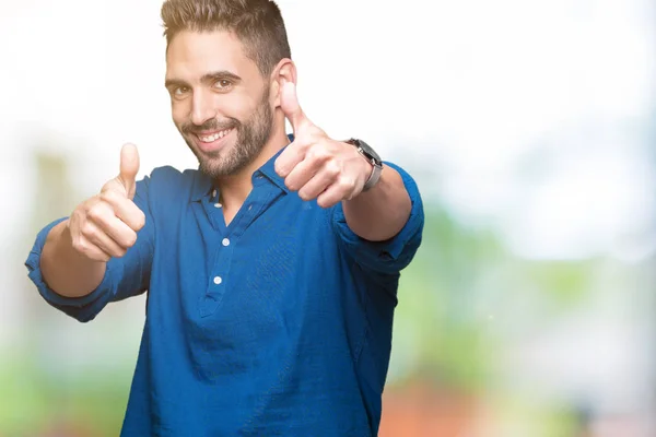 Joven Hombre Guapo Sobre Fondo Aislado Aprobando Hacer Gesto Positivo — Foto de Stock