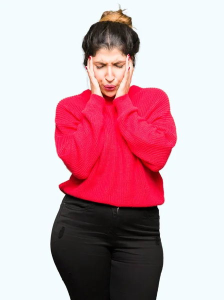 Junge Schöne Frau Rotem Pullover Und Dutt Mit Der Hand — Stockfoto