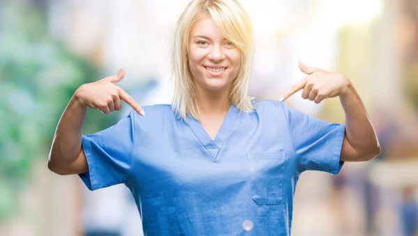 Jonge Mooie Blonde Verpleegkundige Arts Vrouw Geïsoleerde Achtergrond Zoek Vertrouwen — Stockfoto