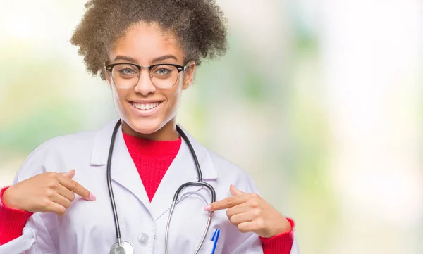 Junge Afroamerikanische Ärztin Mit Isoliertem Hintergrund Sieht Selbstbewusst Aus Mit — Stockfoto