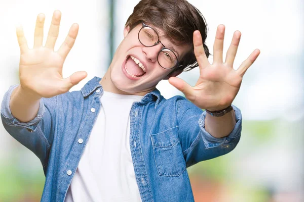 年轻的帅哥戴着眼镜在孤立的背景显示和手指指向十 而微笑着自信和快乐 — 图库照片