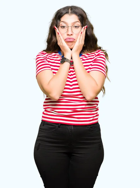 Jovem Mulher Bonita Usando Óculos Mãos Cansadas Cobrindo Rosto Depressão — Fotografia de Stock