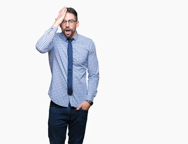 Joven Hombre Negocios Con Gafas Sobre Fondo Aislado Sorprendido Con — Foto de Stock