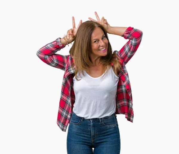 Hermosa Mujer Mediana Edad Vistiendo Sobre Fondo Aislado Posando Divertida —  Fotos de Stock