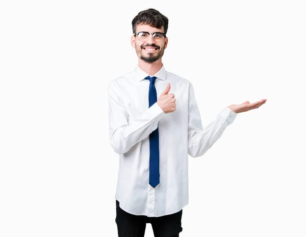 Joven Hombre Negocios Guapo Con Gafas Sobre Fondo Aislado Mostrando — Foto de Stock