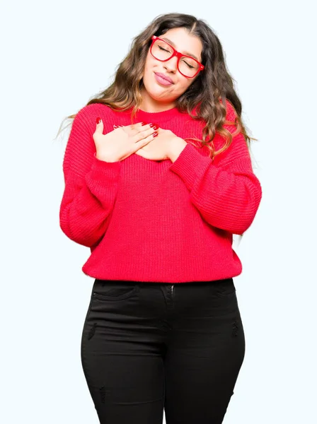 Joven Hermosa Mujer Con Gafas Rojas Sonriendo Con Las Manos — Foto de Stock