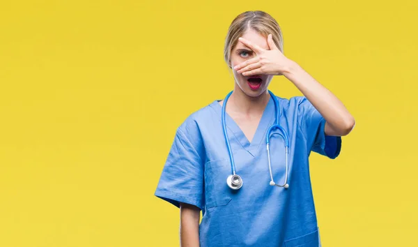 Young Beautiful Blonde Doctor Surgeon Nurse Woman Isolated Background Peeking — Stock Photo, Image