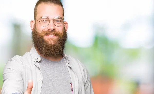 Ein Junger Blonder Mann Mit Brille Lächelt Freundlich Und Reicht — Stockfoto