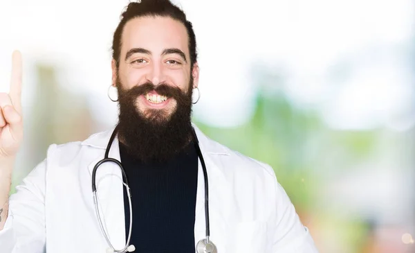 Doktor Uzun Saçlı Tıbbi Ceket Gösterilen Parmak Gülümseyen Süre Bir — Stok fotoğraf