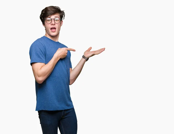 Joven Hombre Guapo Con Gafas Sobre Fondo Aislado Sorprendido Sonriendo — Foto de Stock