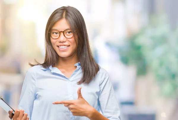 Unga Asiatiska Affärskvinna Över Isolerade Bakgrund Håller Urklipp Mycket Glad — Stockfoto
