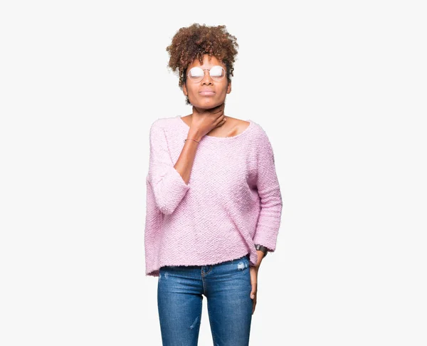 Hermosa Mujer Afroamericana Joven Con Gafas Sobre Fondo Aislado Tocando — Foto de Stock