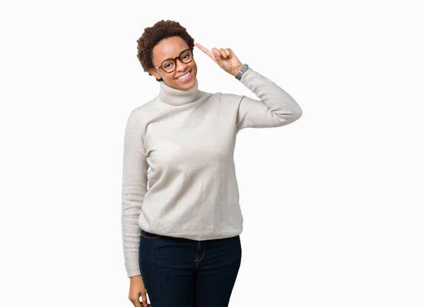 Jovem Mulher Afro Americana Bonita Vestindo Óculos Sobre Fundo Isolado — Fotografia de Stock