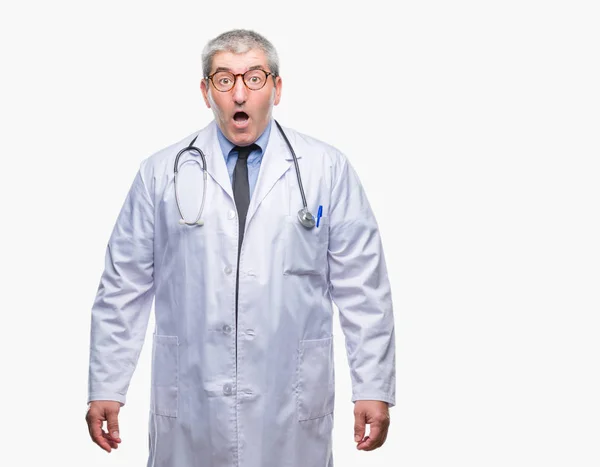 Schöner Oberarzt Mann Mit Isoliertem Hintergrund Ängstlich Und Schockiert Mit — Stockfoto
