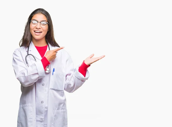 Jonge Arabische Dokter Vrouw Geïsoleerde Achtergrond Verbaasd Lachend Naar Camera — Stockfoto