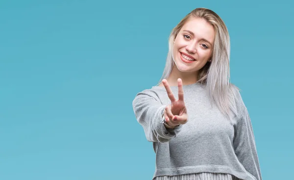 Jovem Loira Sobre Fundo Isolado Sorrindo Com Rosto Feliz Piscando — Fotografia de Stock