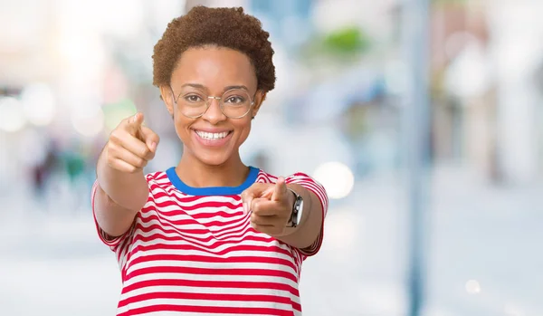 Linda Jovem Afro Americana Vestindo Óculos Sobre Fundo Isolado Apontando — Fotografia de Stock