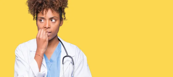Joven Afroamericana Médico Mujer Sobre Aislado Fondo Buscando Estresado Nervioso — Foto de Stock
