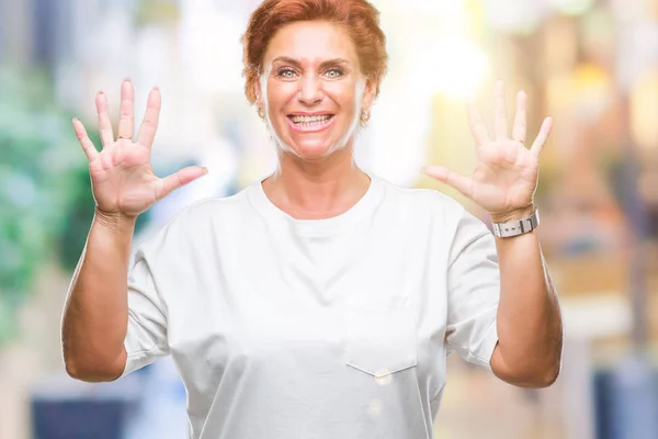 Atrractive Caucasienne Rousse Aînée Femme Sur Fond Isolé Montrant Pointant — Photo