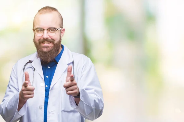 年轻的高加索医生男子穿着医疗白色外套在孤立的背景手指指向相机与快乐和有趣的脸 良好的能量和活力 — 图库照片