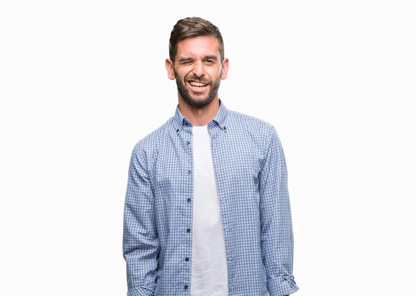 Joven Hombre Guapo Con Camiseta Blanca Sobre Fondo Aislado Guiño — Foto de Stock